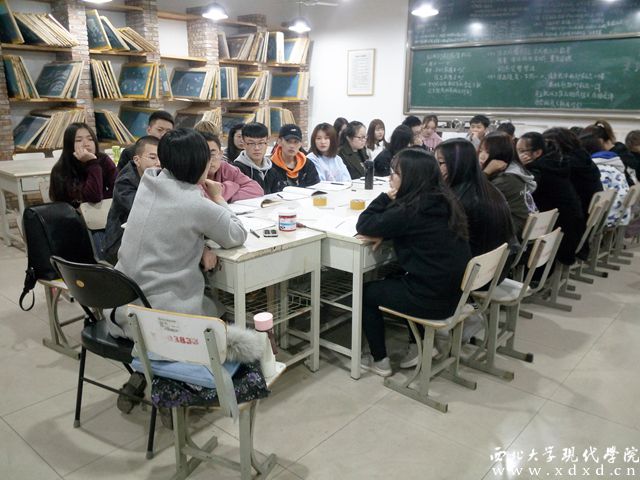 圖(6)絲網印刷實驗室的同學們正在認真的聽講.jpg