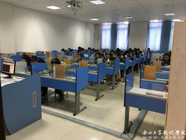 圖(2)多媒體語音室的同學們正在試聽.jpg