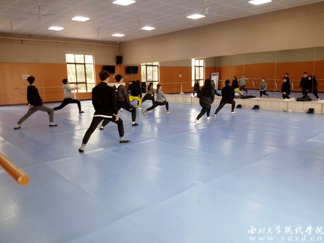 圖(5)舞蹈專業(yè)同學的課前舒展運動.jpg