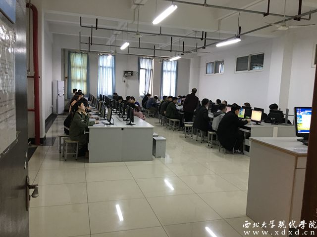 圖(4)數據庫實驗室的同學們正在測試計算機設備.jpg