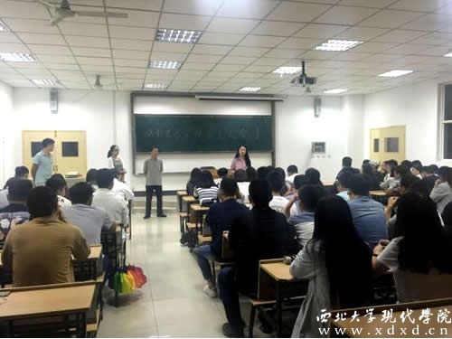 同學(xué)們認(rèn)真聆聽.jpg
