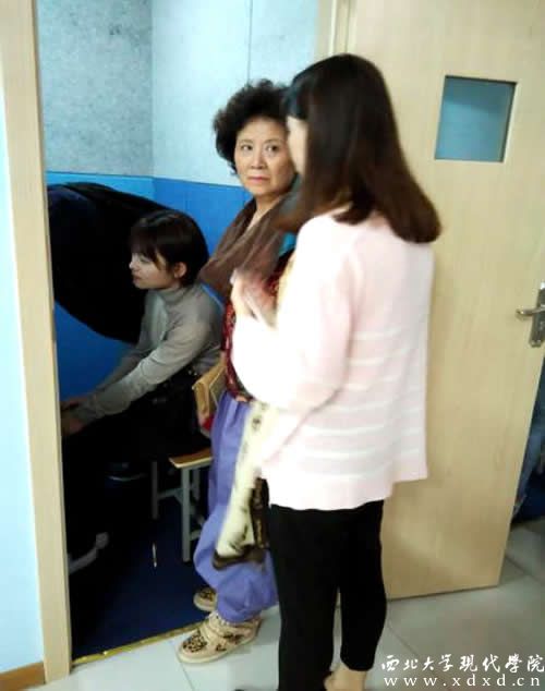 2 陳愛美院長檢查錄音棚學生上課情況.jpg