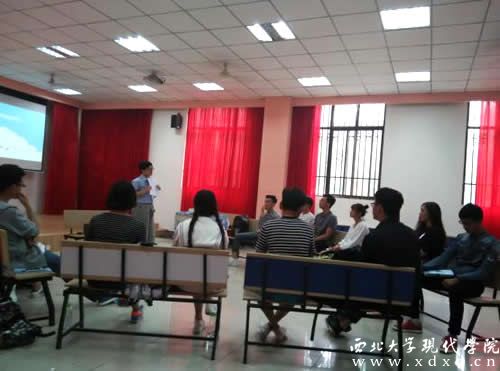 4 孫宇茹老師在“座談”形式的課堂中授課.jpg