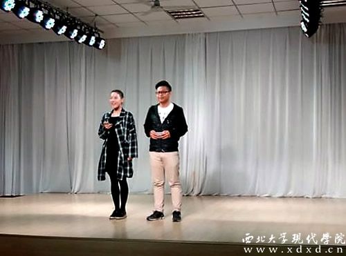 4 播音與主持藝術(shù)專業(yè)1601班仝丹寧、1603班趙磊正在“主持”.jpg
