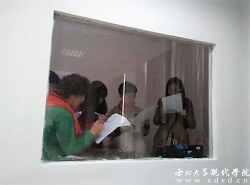 5 對著名單陳愛美院長及“評委”老師們商議推薦學(xué)生名單.jpg