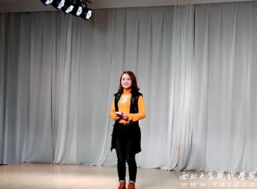 3 播音與主持藝術(shù)專業(yè)1403班唐瑤正在“主持”.jpg