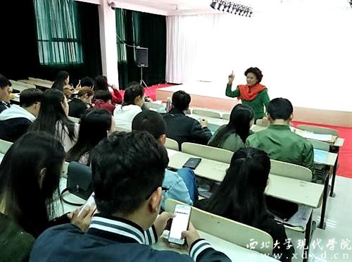 1 陳愛美院長指導(dǎo)同學(xué)們?nèi)绾蝹涓,同學(xué)在做記錄.jpg