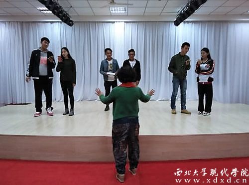 7 陳愛美院長正在培訓(xùn)紀(jì)念紅軍長征八十周年暨成立教授合唱團(tuán)音樂會(huì)大型活動(dòng)的主持人(左起舞臺(tái)上:播主1603班陰躍華、播主1502班史童、播主1605班張耀、播主1603班趙磊、播主1501班戴皓桐、播主1604班張乃心).jpg