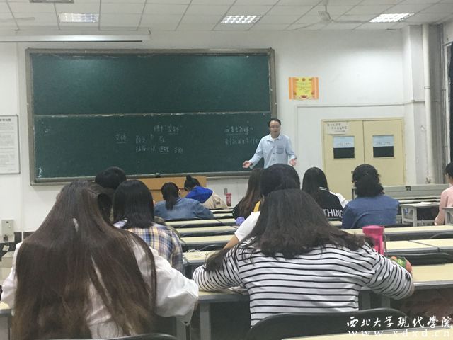 青年評論家陳然興授課現(xiàn)場.jpg