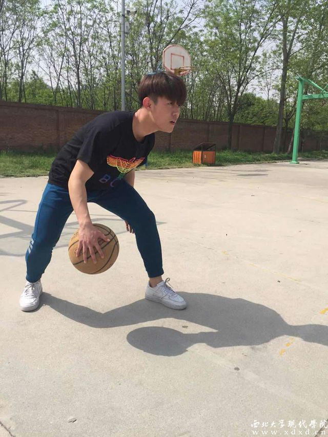 圖三、弓步胯下左右快速低運(yùn)球.jpg