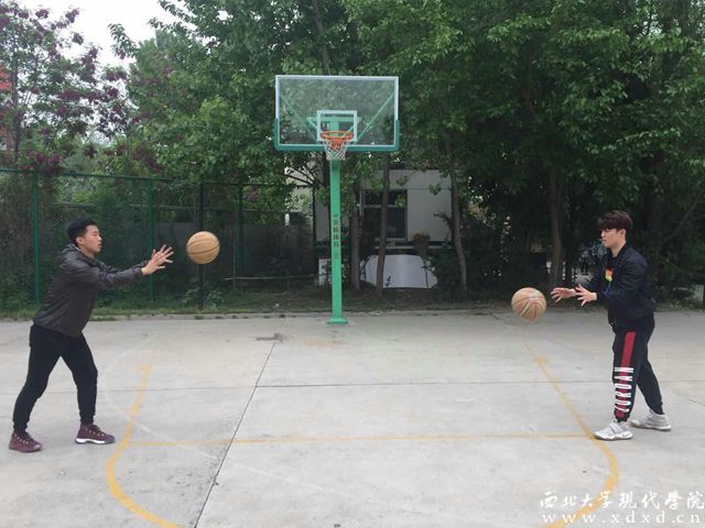 圖三、雙手胸前和擊地交替?zhèn)鹘忧?jpg