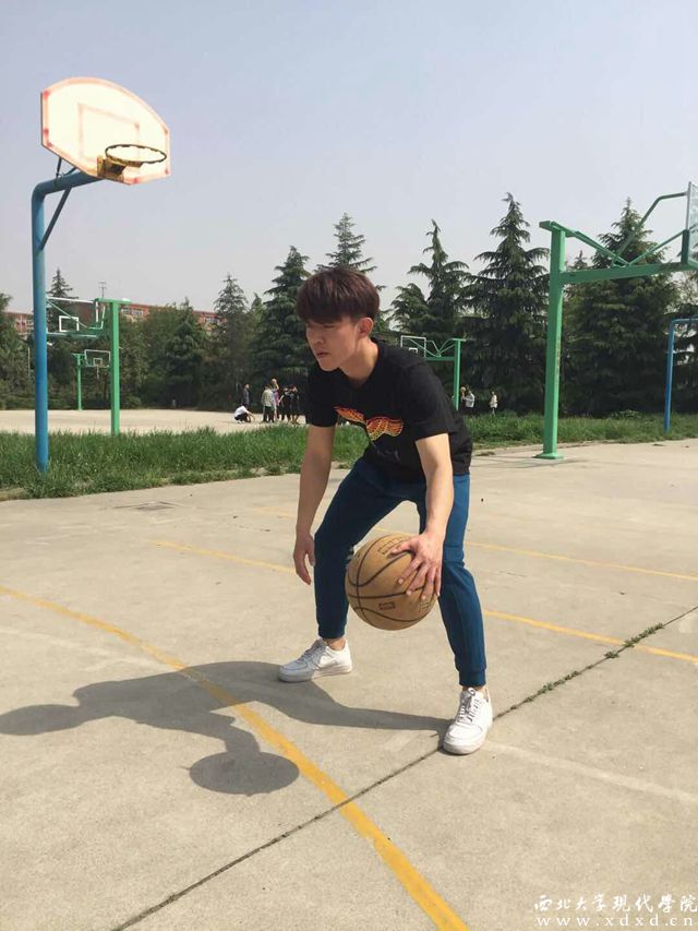 圖二、體前高低快慢換手運(yùn)球.jpg