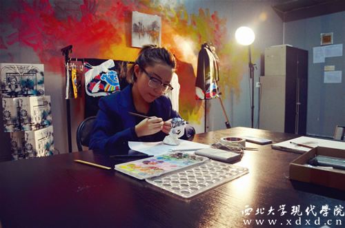陶言同學(xué)在我院雙創(chuàng)孵化基地工作室.jpg