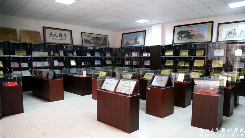 圖書(shū)館榮譽(yù)展廳.jpg