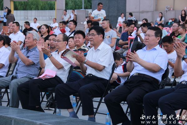 11 榆林市相關(guān)部門(mén)領(lǐng)導(dǎo)和我校劉董事長(zhǎng)(左三)等學(xué)院領(lǐng)導(dǎo)觀看交響音樂(lè)會(huì).jpg