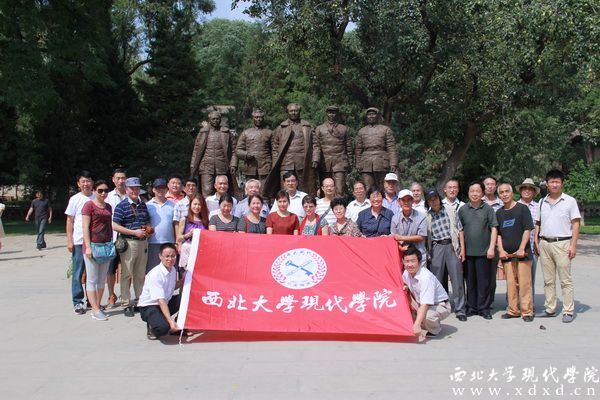 2 劉董事長(zhǎng)(中)一行參觀楊棗園革命舊址.jpg