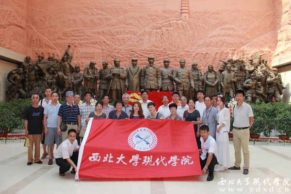 3 劉董事長(zhǎng)一行參觀延安革命紀(jì)念館.jpg