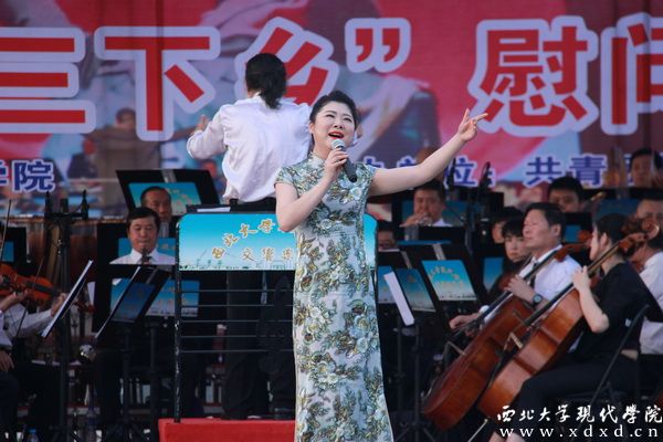 14 著名女高音歌唱家曹云老師在榆林專(zhuān)場(chǎng)音樂(lè)會(huì)上放聲高歌.jpg