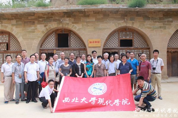 4 劉董事長(zhǎng)攜員前往延川縣文安驛梁家河村參觀了習(xí)近平總書(shū)記當(dāng)年下鄉(xiāng)插隊(duì)勞動(dòng)工作居住過(guò)的地方,領(lǐng)略了一代領(lǐng)袖曾經(jīng)的光榮經(jīng)歷