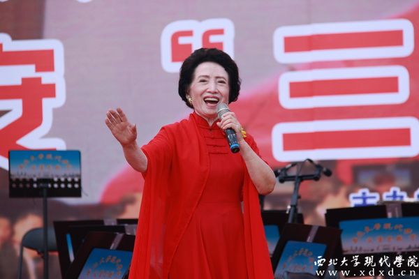 3 著名人民藝術(shù)家贠恩鳳老師在延安專(zhuān)場(chǎng)音樂(lè)會(huì)上傾情演唱《翻身道情》和《山丹丹開(kāi)花紅艷艷》.jpg