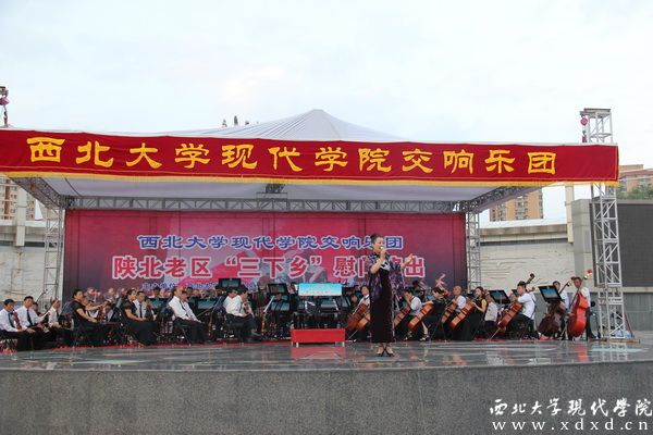 17 著名女高音歌唱家高麗老師在榆林專(zhuān)場(chǎng)音樂(lè)會(huì)上傾情演唱.jpg