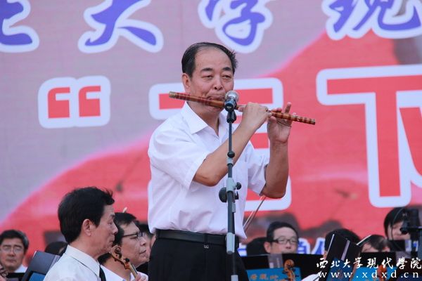 4 著名民樂(lè)藝術(shù)家劉克忠老師在延安專(zhuān)場(chǎng)音樂(lè)會(huì)上表演笛子獨(dú)奏.jpg