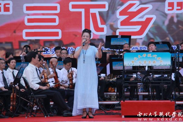 6 著名女高音歌唱家高麗老師在延安專(zhuān)場(chǎng)音樂(lè)會(huì)上表演戲歌聯(lián)唱.jpg