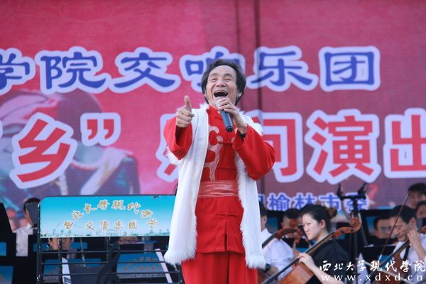 13 陜北歌王王向榮老師向榆林鄉(xiāng)親問(wèn)好并演唱《東方紅》《黃河船夫曲》.jpg