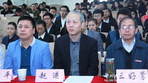 4 陜西省創(chuàng)業(yè)促進會秘書長趙進(中)先生出席大會。.jpg