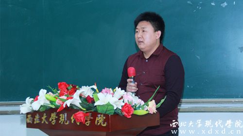 1 我校2016年首期創(chuàng)業(yè)先鋒班開班暨創(chuàng)業(yè)導師聘任大會在文法樓201教室舉行,創(chuàng)雙中心成立功老師主持大會。 (2).jpg