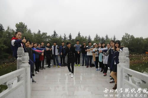 琥珀年華創(chuàng)業(yè)團(tuán)隊(duì)在學(xué)院終南橋上.jpg