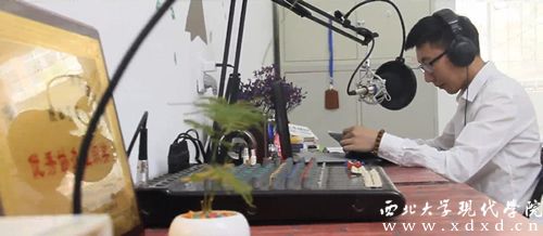 琥珀年華創(chuàng)業(yè)項(xiàng)目負(fù)責(zé)人趙旭東同學(xué)在通過(guò)網(wǎng)絡(luò)進(jìn)行直播新聞.jpg