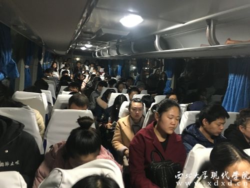我院13級考研同學(xué)登上免費(fèi)專車信心飽滿的奔赴各考點(diǎn)。_副本.jpg