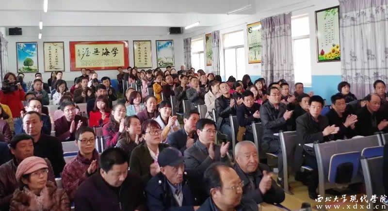 在熱烈的掌聲中,此次講座圓滿結(jié)束.jpg