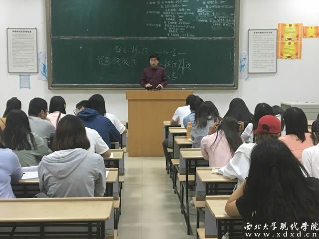 著名作家朱鴻為文創(chuàng)班學(xué)員講授散文技法.jpg